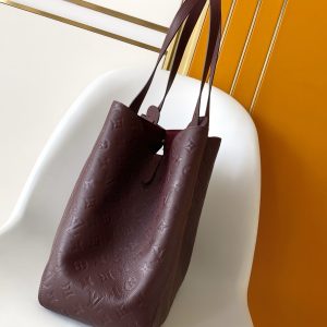 Alternative view of p720 This All-In One MM handbag expands the capacity definition of the All-In collection, transforming into a rounded hobo bag or open-top tote to effortlessly carry daily essentials. Crafted from Monogram Empreinte leather with dazzling metal hardware, the LV padlock and signature plaque highlight refined details. Dimensions: 56x30.5x17 (cm)